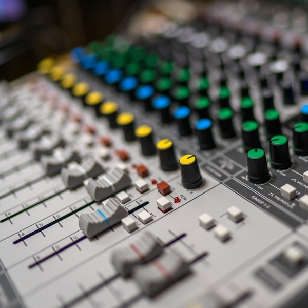 Bàn Mixer Soundcraft SIGNATURE 12 MTK