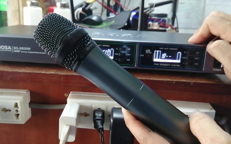 5 phút cải thiện chất lượng âm thanh khi sử dụng micro không dây Kiểm tra kết nối micro không dây trước khi cân chỉnh