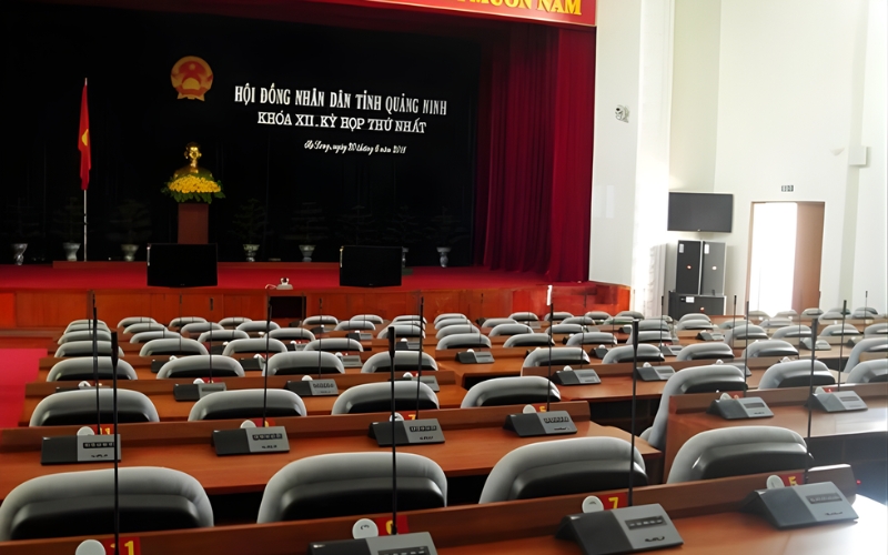 Tại sao cần tính toán cài đặt độ trễ giữa các loa hội trường ?