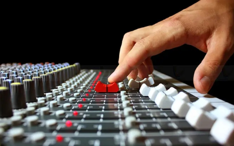 Nút PFL trên mixer là gì ? Ý nghĩa, công dụng và khi nào nên dùng Tại sao nút PFL lại quan trọng trên mixer?