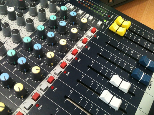 Bàn Mixer Soundcraft EPM8CH